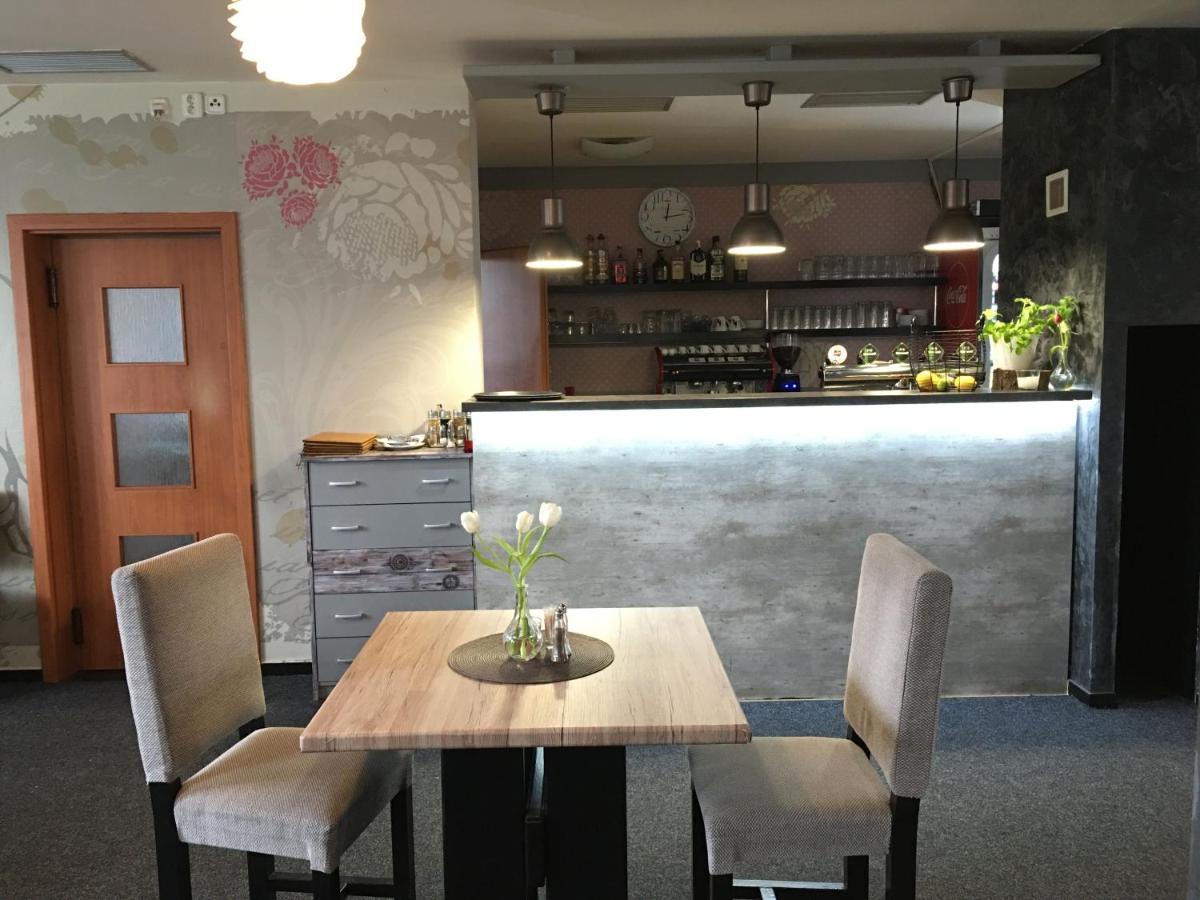Restaurace A Penzion U Lesa Havirov Luaran gambar