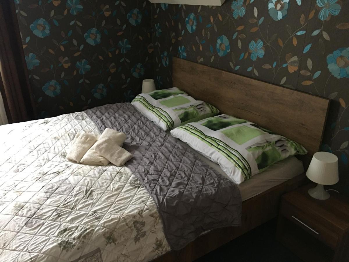 Restaurace A Penzion U Lesa Havirov Luaran gambar