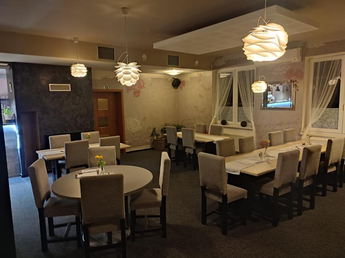 Restaurace A Penzion U Lesa Havirov Luaran gambar