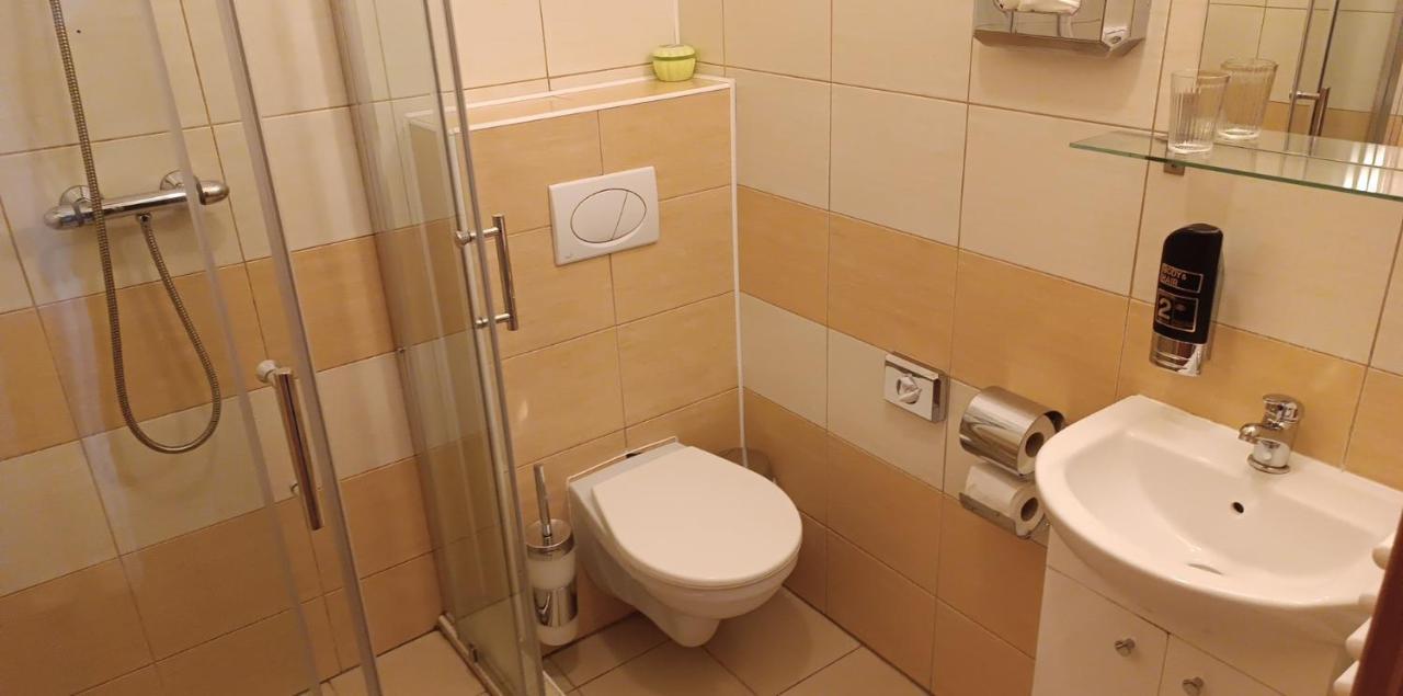 Restaurace A Penzion U Lesa Havirov Luaran gambar