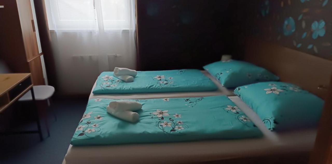 Restaurace A Penzion U Lesa Havirov Luaran gambar